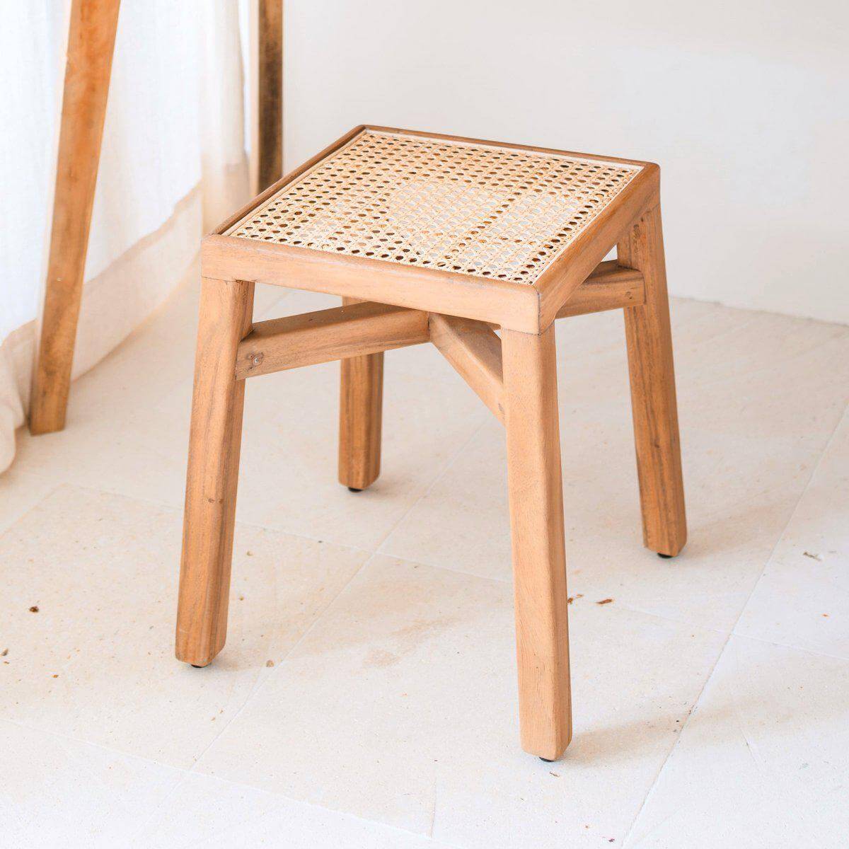 Houten kruk SUBANG met rotan zitvlak, gemaakt van regenboomhout, perfect voor elke stijlvolle ruimte