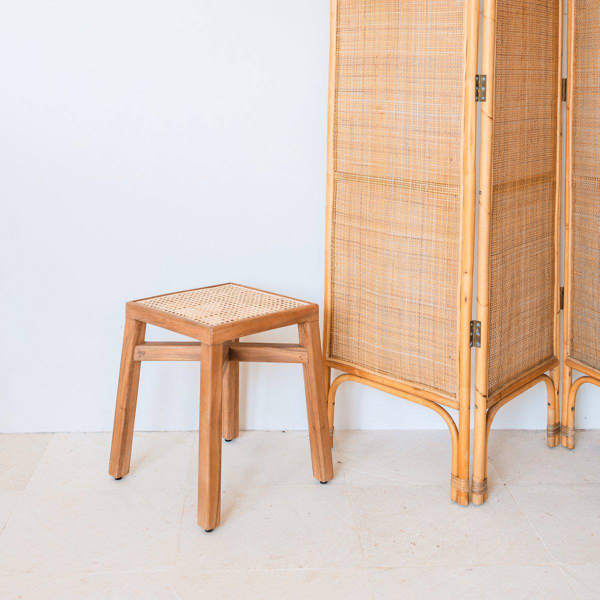Houten kruk SUBANG van regenboomhout met rotan zitting voor functionele stijl in elke ruimte.