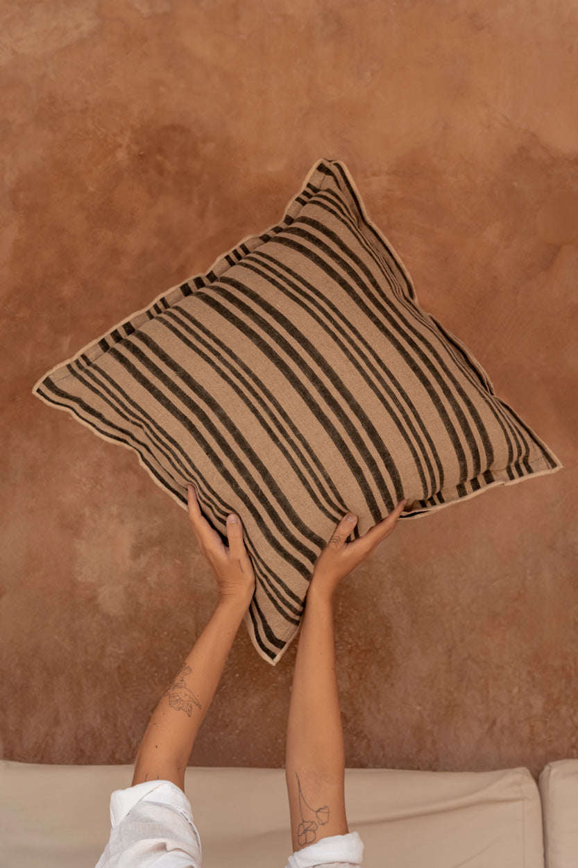 De Nordic Stripe kussenhoes - Natuurlijk Zwart - 50x50