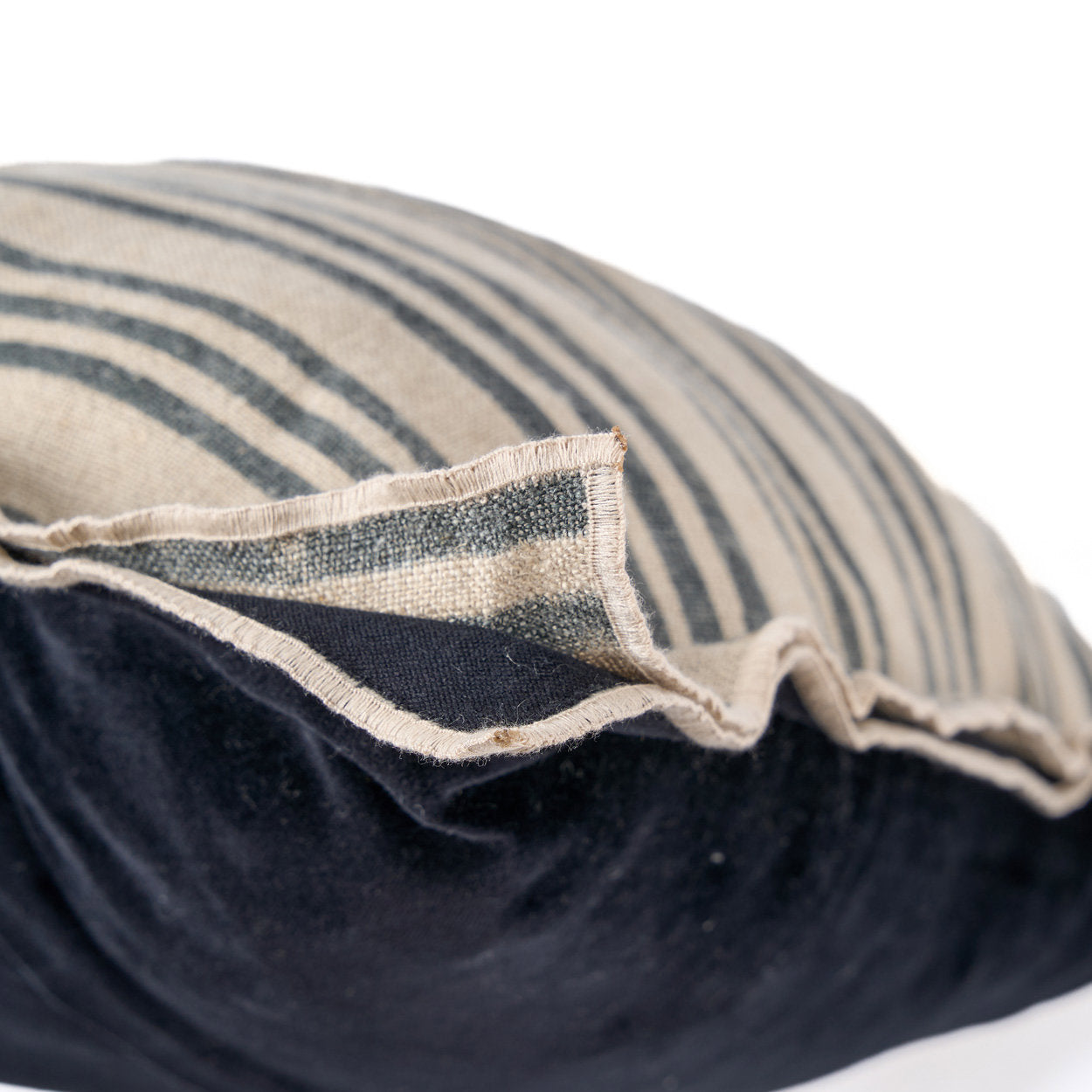 De Nordic Stripe kussenhoes - Natuurlijk Zwart - 50x50