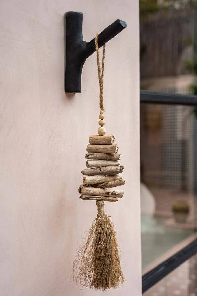 Kapstok The Hook Zwart van teak, kust-sfeer haak met decoratieve hanger van drijfhout en touw, ideaal voor elke kamer.