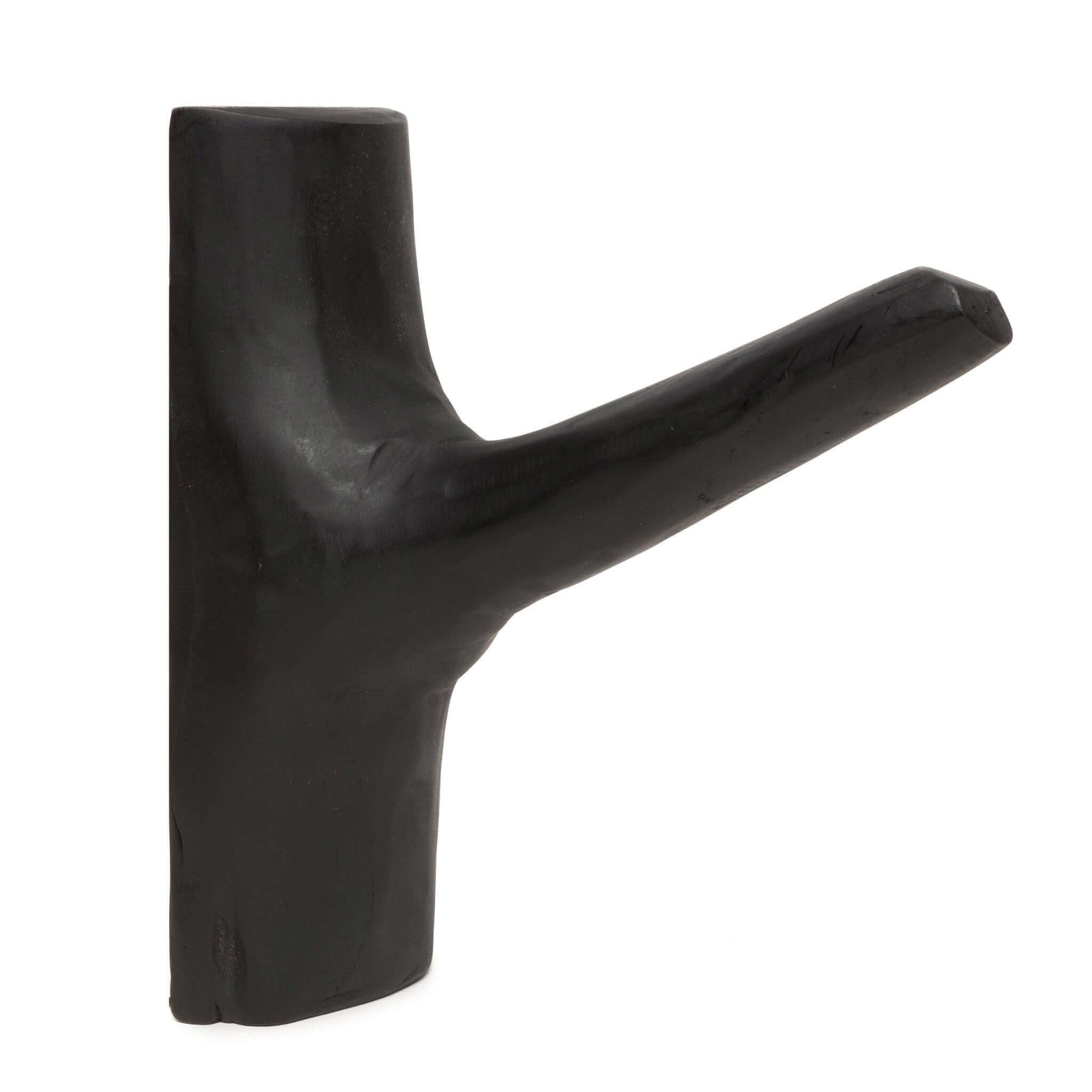 Kapstok The Hook Zwart van massief teak, perfect voor een kust-sfeer in elke kamer. Ideaal voor badjassen en decoratie.