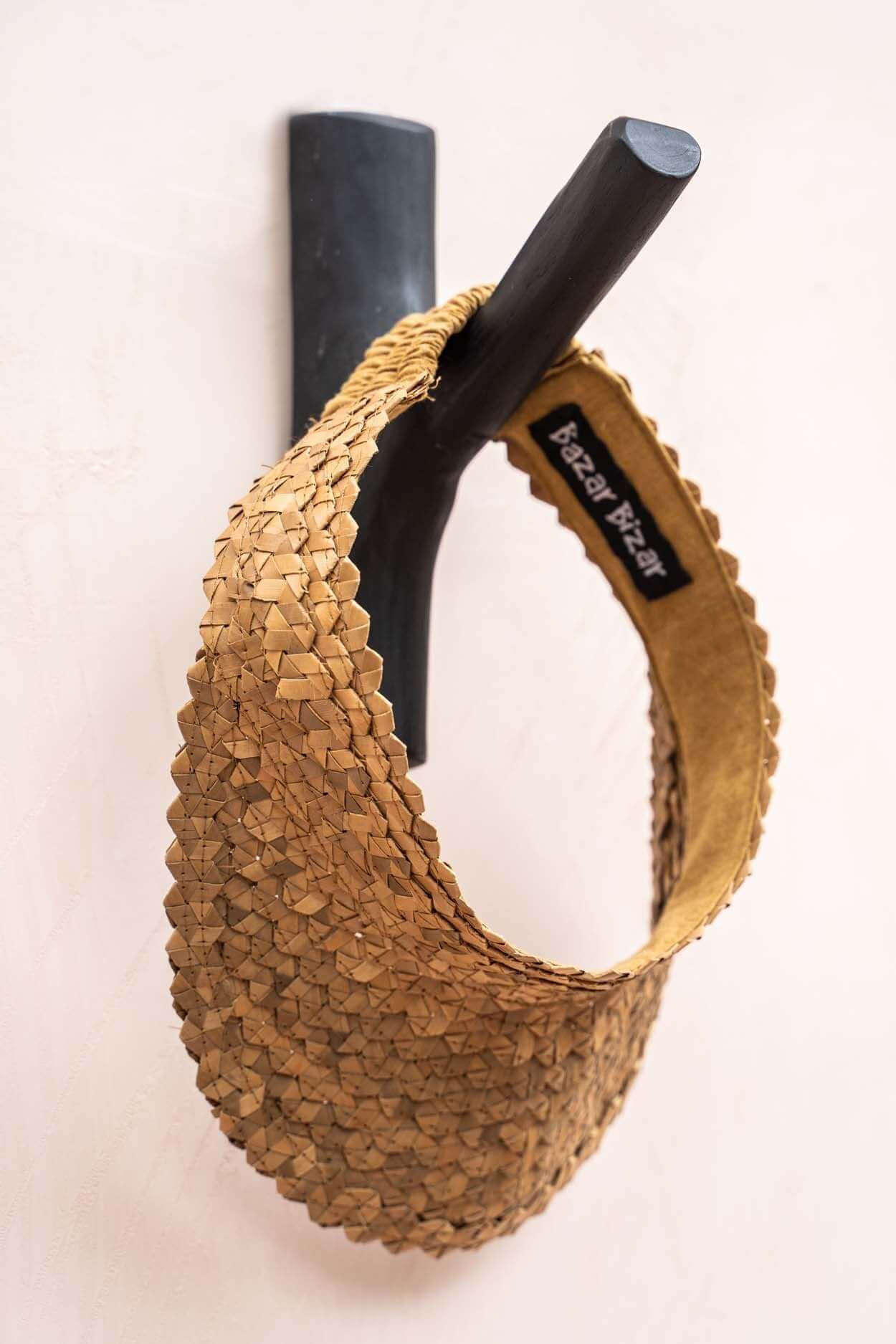Kapstok The Hook Zwart met decoratieve hanger; stijlvolle teak houten muurhaak voor slaapkamer, hal of badkamer.