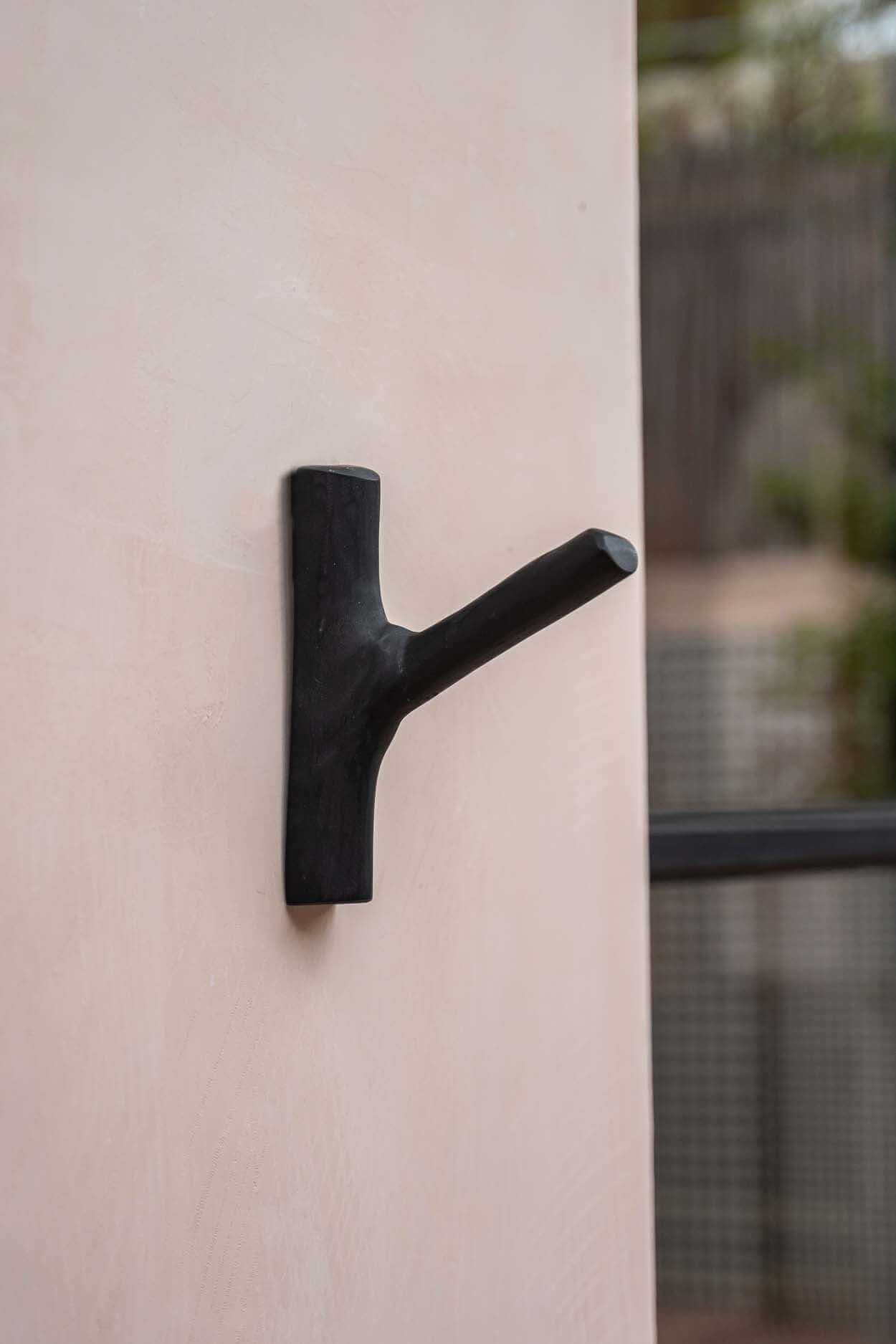 Zwarte teak houten kapstokhaak aan muur, kust-sfeer interieurdecoratie