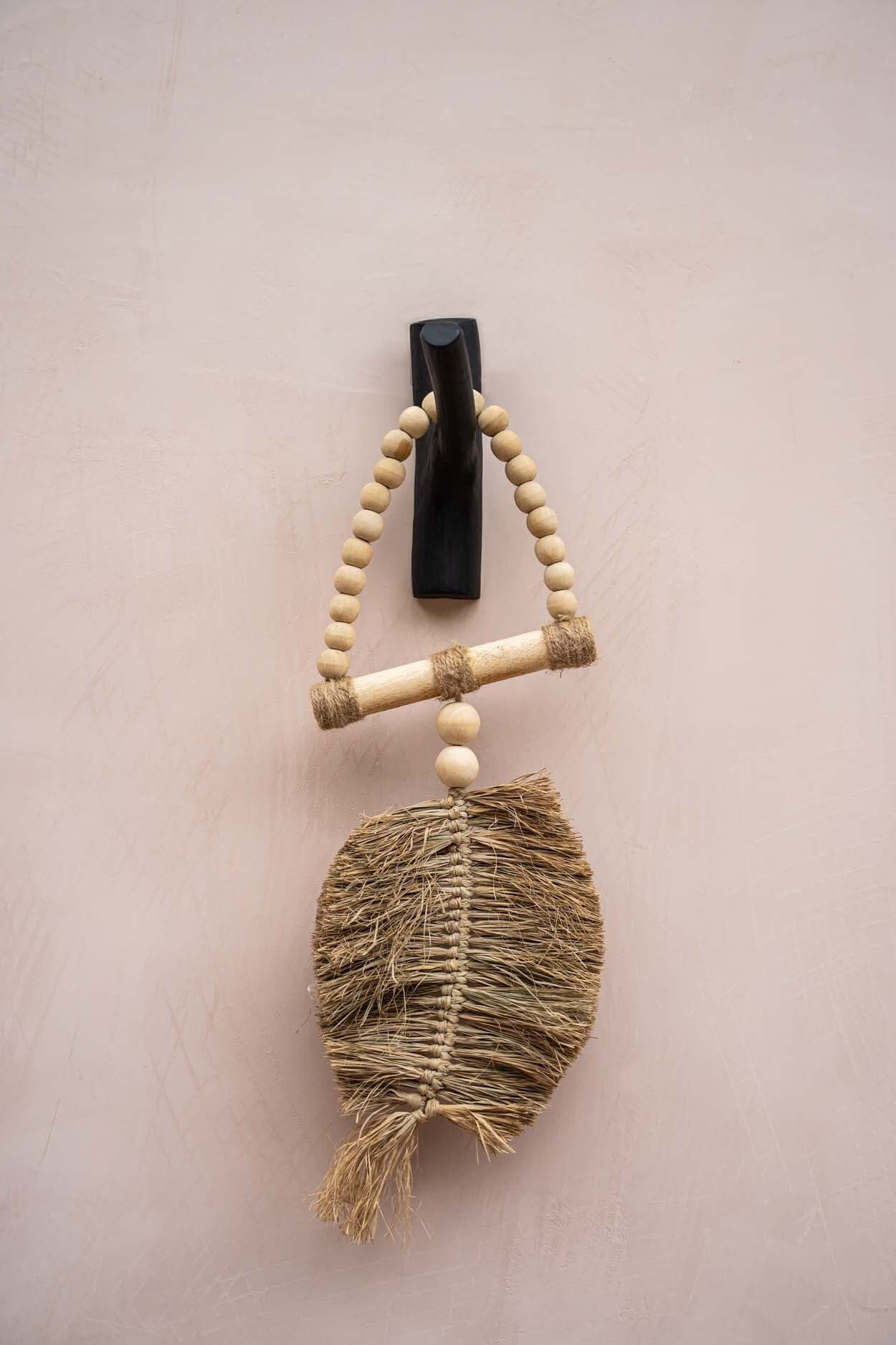 Zwarte teak houten kapstokhaak met schelpenhanger voor kust-sfeer, geschikt voor slaapkamer, hal of badkamer decor.