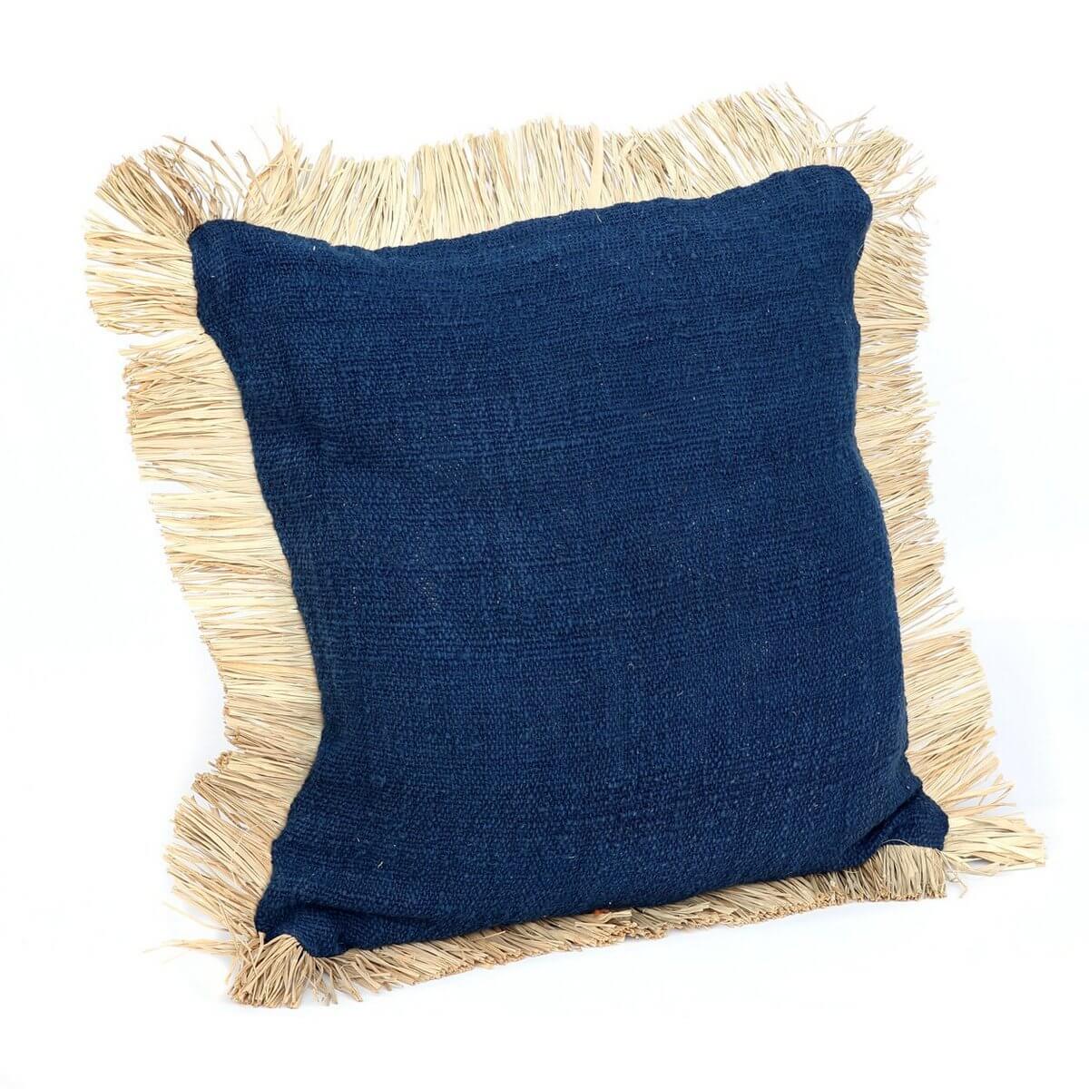 Blauwe kussenhoes Saint Tropez met raffia-franjes, 50x50,5cm. Perfect voor een boho-stijl interieur, tuin of terras.