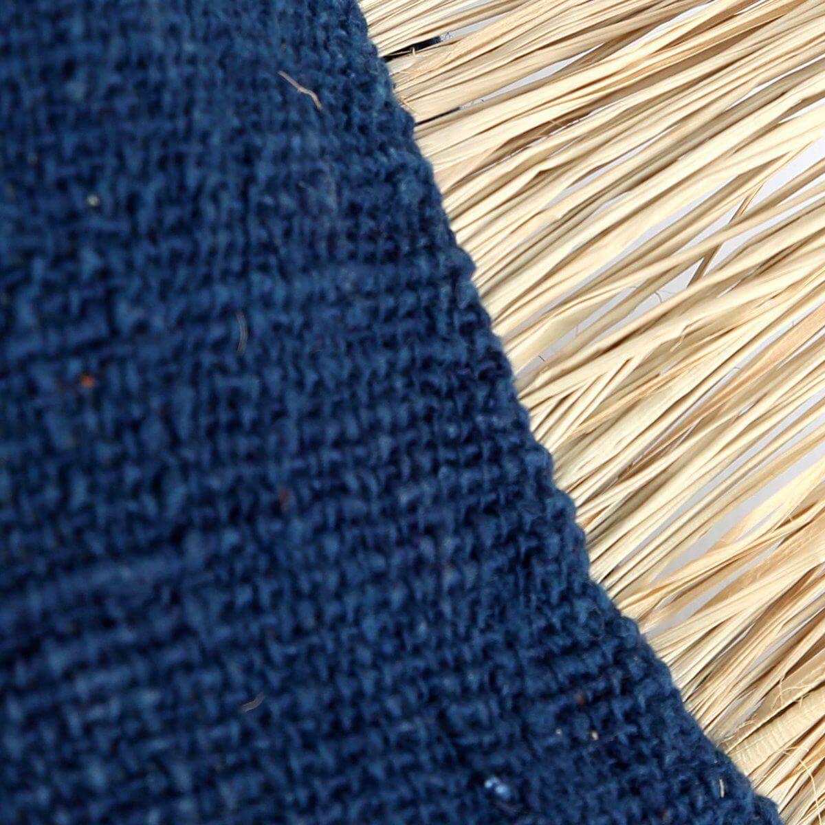 Blauw natuurlijke kussenhoes met raffia-franjes, boho-sfeer voor thuisdecoratie. Perfect voor villa-stijl interieur.