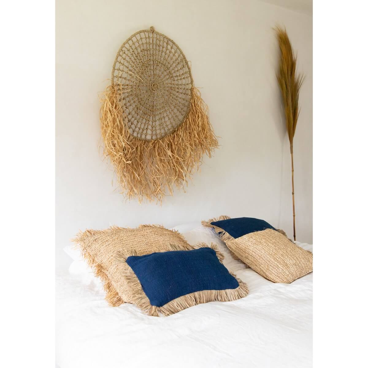 Boho interieur met Kussenhoes Saint Tropez in blauw naturel, decoratieve raffia franjes, ideaal voor villa, tuin of terrasstijl.