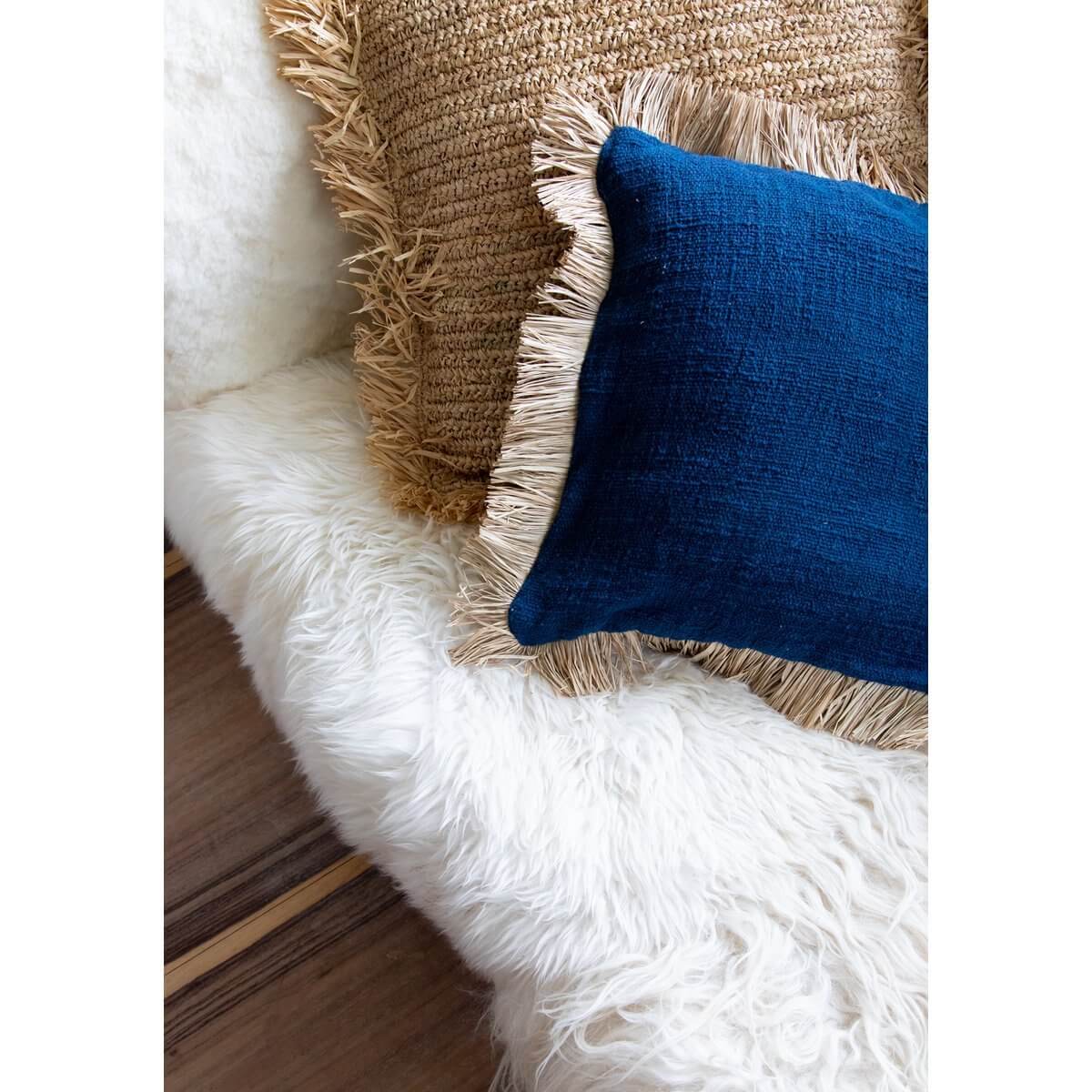 Kussenhoes Saint Tropez blauw met raffia-franjes, boho-stijl, 50x50cm, sfeervol in villastijl interieur, door Bazar Bizar Living.