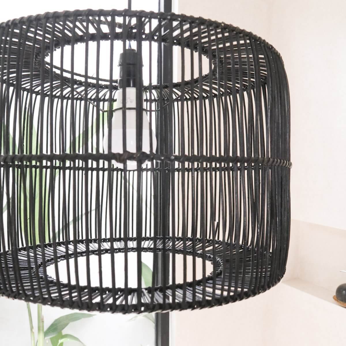 Zwarte rotan hanglamp LIKU, handgemaakt met natuurlijke vezels, duurzaam en sfeervol voor elke ruimte.