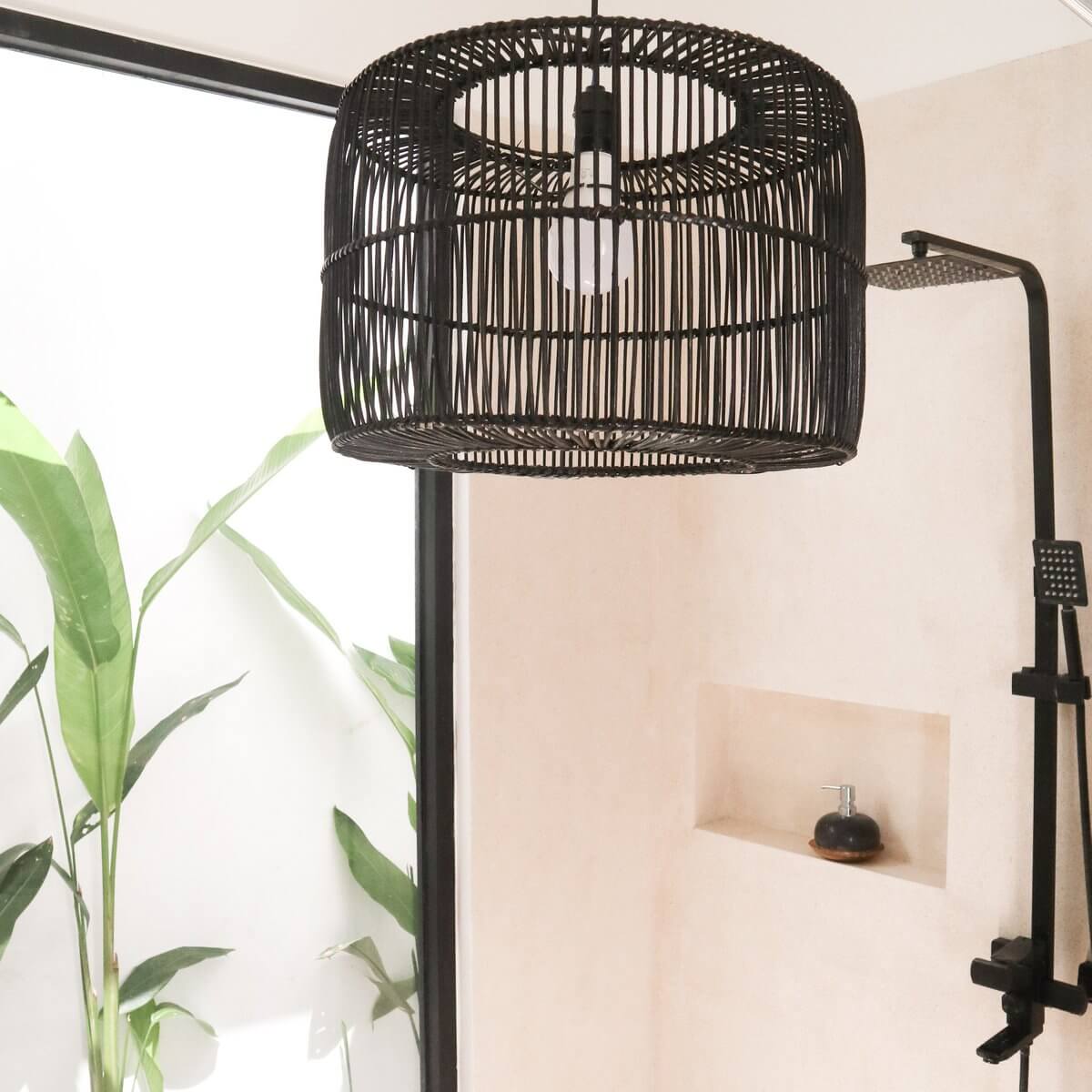 Handgemaakte zwarte rotan plafondlamp LIKU, brengt warme sfeer in huis met natuurlijke vezel en milieuvriendelijke verpakking.