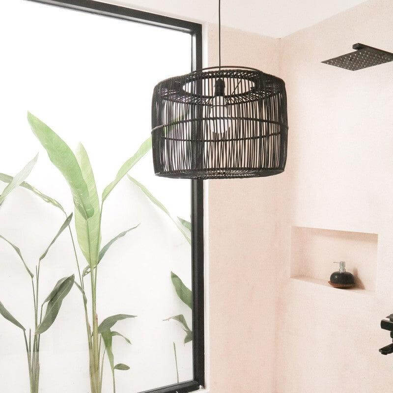 Zwarte rotan lampenkap plafondlamp hanger, handgemaakt, natuurlijke vezels, rustieke muur met planten, sfeerlicht voor thuis.