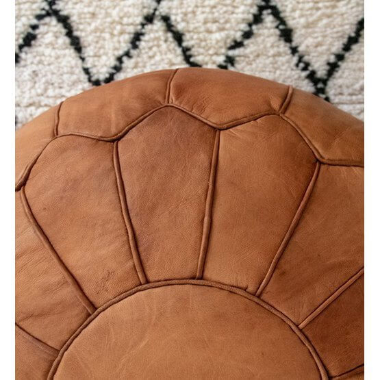 Marokkaanse handgemaakte cognacbruine leren poef (XL), perfect voor woonkamerdecoratie en boho-sfeer, multifunctioneel voetenbankje.