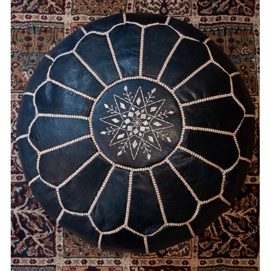 Donkerblauwe Marokkaanse leren poef met decoratief patroon, perfect voor een boho-inrichting als voetenbank of extra zitplaats.