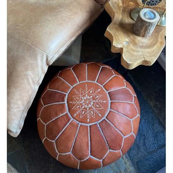 Terrabruine Marokkaanse leren poef, handgemaakt, gebruikt als decor, voetenbankje of zitplaats, perfect voor woonkamer en slaapkamer.