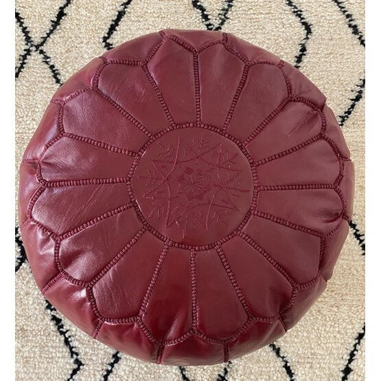 Marokkaanse handgemaakte bordeaux leren poef, perfect voor boho inrichting of als voetenbankje in woonkamer, slaapkamer of kinderkamer.