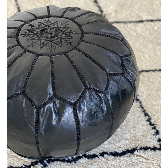 Marokkaanse handgemaakte leren poef in volledig zwart, perfect als voetenbankje of extra zitplaats voor kinderen. Stijlvol en multifunctioneel.