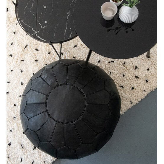 Zwarte handgemaakte leren poef XL, perfect voor boho decoratie, multifunctioneel als voetenbankje of extra zitplaats in huis.