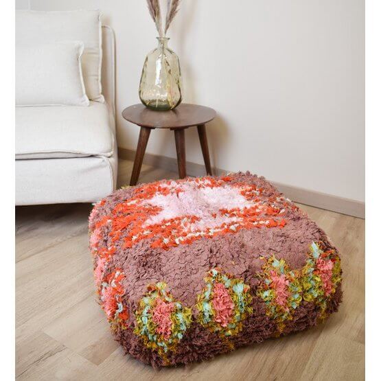 Bruin en kleurrijk Marokkaans Boucharouite vloerkussen, handgemaakt van gerecycled textiel. Perfecte aanvulling voor een unieke woonkamerstijl.