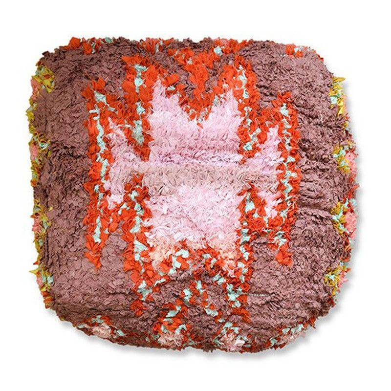 Veelzijdig Marokkaans Boucharouite vloerkussen met kleurrijk patroon, handgemaakt van gerecycled textiel voor een unieke uitstraling.