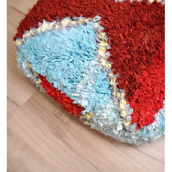 Handgemaakt Marokkaans Boucharouite vloerkussen in rood en blauw, kleurrijk en milieuvriendelijk textielkunst.