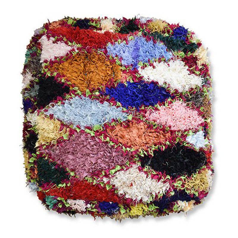 Marokkaans Boucharouite vloerkussen K1479 met kleurrijk, handgemaakt patroon van gerecycled textiel door ambachtslieden.