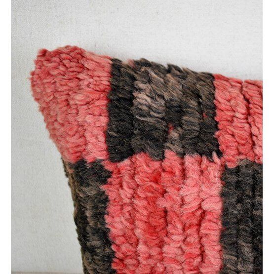 Marokkaans kussen P523, handgemaakt vintage Berberkleed, uniek woondecoratie item, eyecatcher voor huis, rood en bruin design.