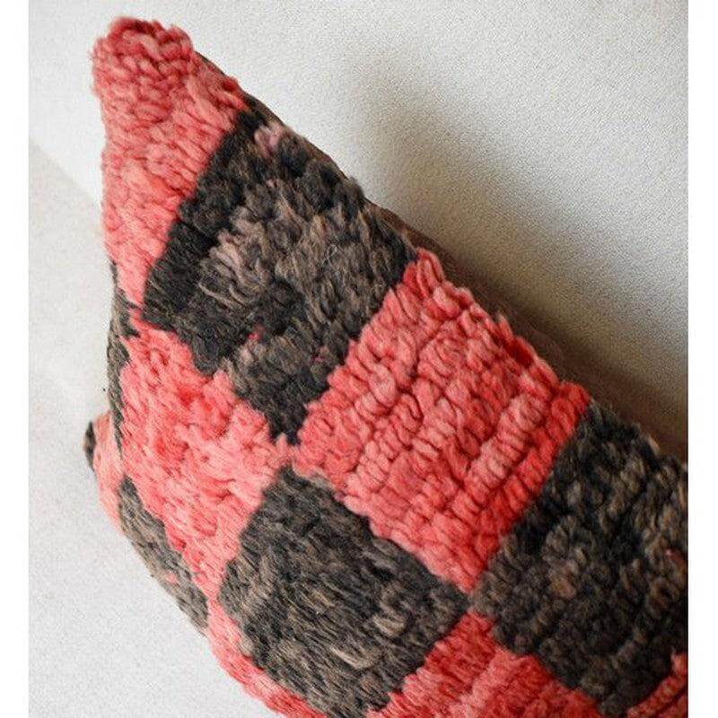 Vintage Marokkaans kussen P523, uniek en handgemaakt uit Berberkleed in rood en zwart, perfect voor elke woon- of slaapkamer.