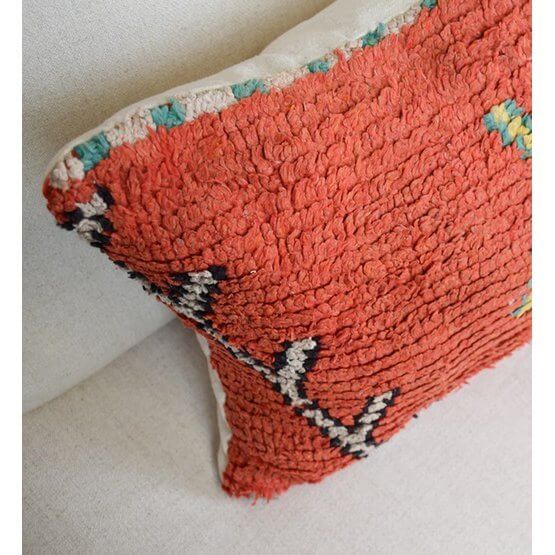 Uniek Marokkaans kussen P540 gemaakt van vintage Berberkleed, handgemaakt en kleurrijk decoratief item voor woon- of slaapkamer.