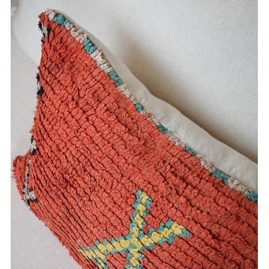 Handgemaakt Marokkaans kussen van Berberkleed, vintage flair in warme kleuren, perfect voor woon- en slaapkamerdecor.