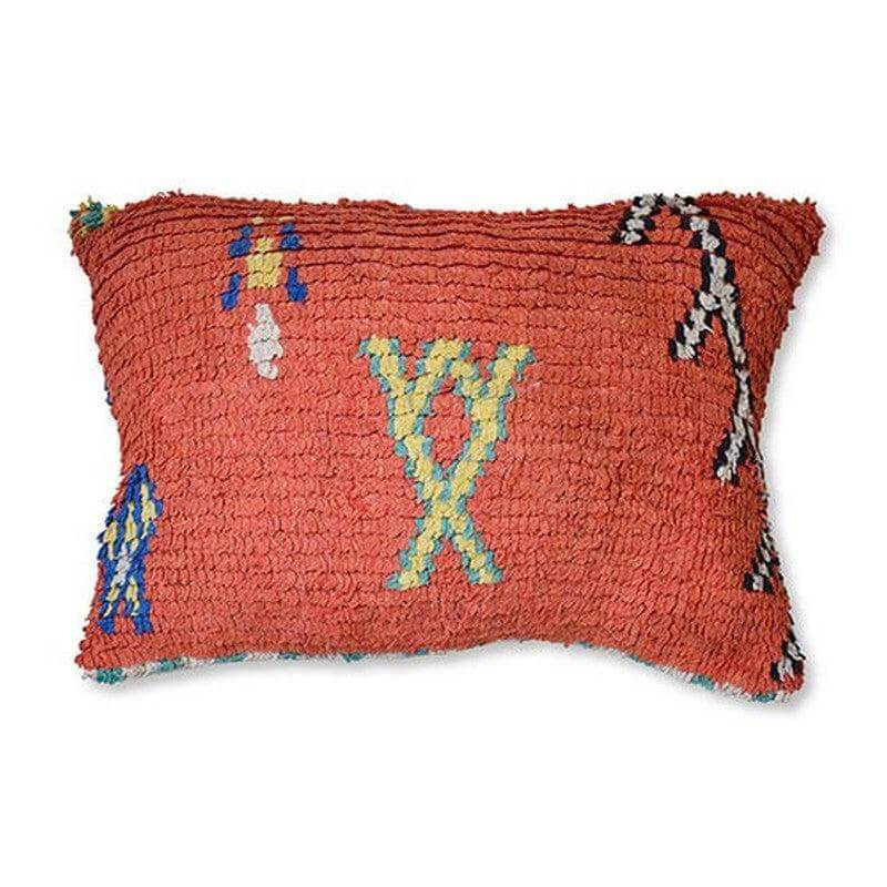 Uniek Marokkaans kussen van vintage Berberkleed, rood met kleurrijk patroon. Handgemaakt, een opvallend kunstwerk voor interieur.