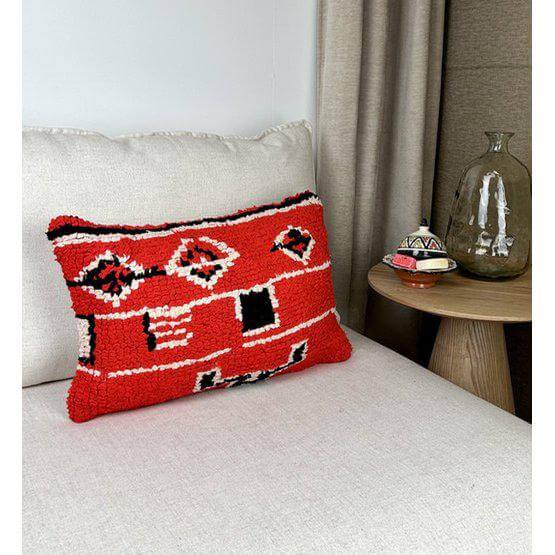 Marokkaans handgemaakt vintage kussen P571 op witte bank met rode Berberdesigns.