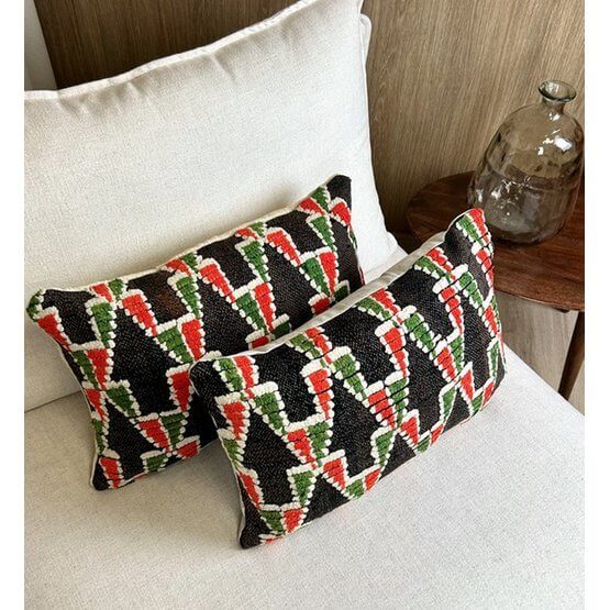 Marokkaans kussen P574 met uniek Berberpatroon, handgemaakt van vintage vloerkleed. Stijlvolle eyecatcher voor woon- of slaapkamer.