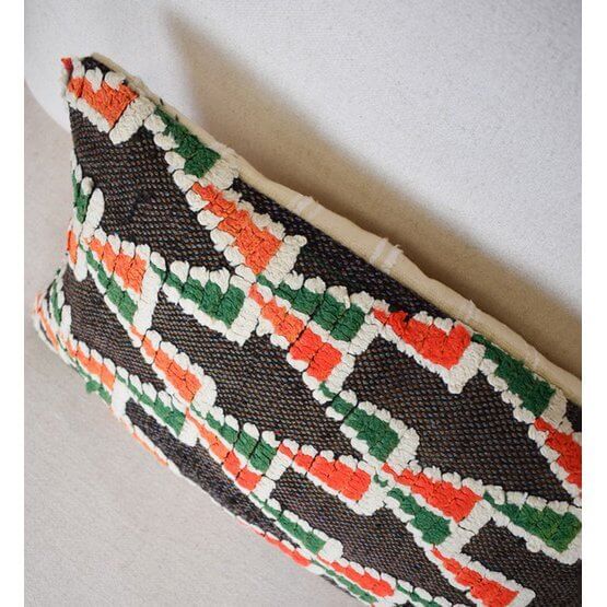 Handgemaakt Marokkaans kussen met kleurrijke Berberpatronen, uniek en vintage. Perfecte eyecatcher voor je interieur.