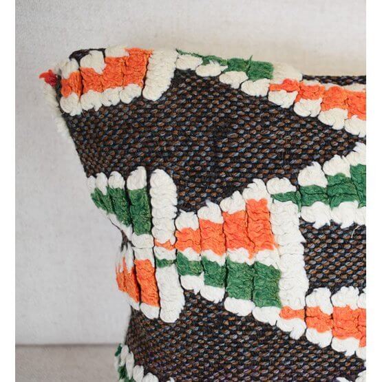 Handgemaakt Marokkaans kussen met kleurrijk Berber ontwerp, uniek en vintage accent voor woon- of slaapkamer, eyecatcher decoratief stuk.