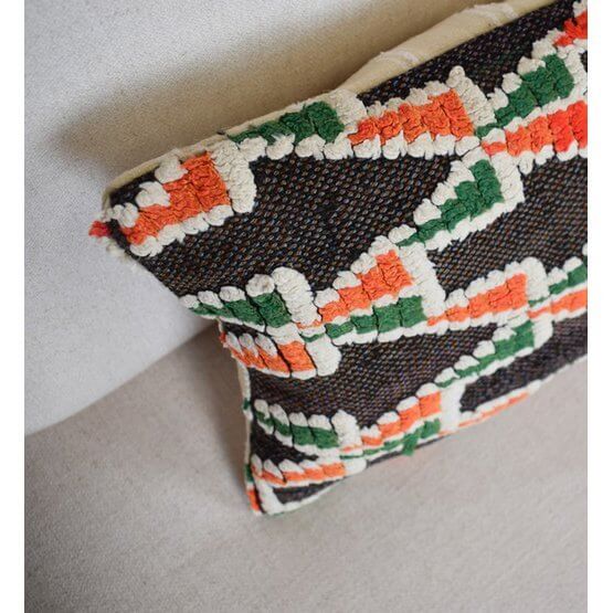 Marokkaans kussen van vintage Berberkleed met kleurrijk patroon op een bank, handgemaakt en uniek, eyecatcher in je woon- of slaapkamer.