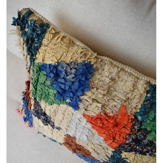 Handgemaakt Marokkaans kussen met kleurrijke Berber patronen, uniek vintage design een blikvanger voor je huis.