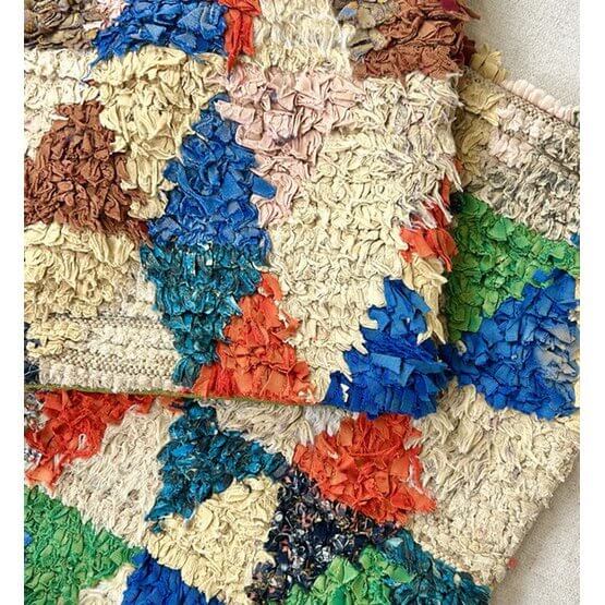 Kleurrijk Marokkaans kussen gemaakt van vintage Berberkleed, met unieke geometrische patronen. Handgemaakt en artistiek ontwerp.