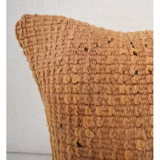 Marokkaans kussen - P601 gemaakt van vintage Berberkleed, voegt unieke bohemian sfeer toe aan je woning, zowel binnen als buiten.