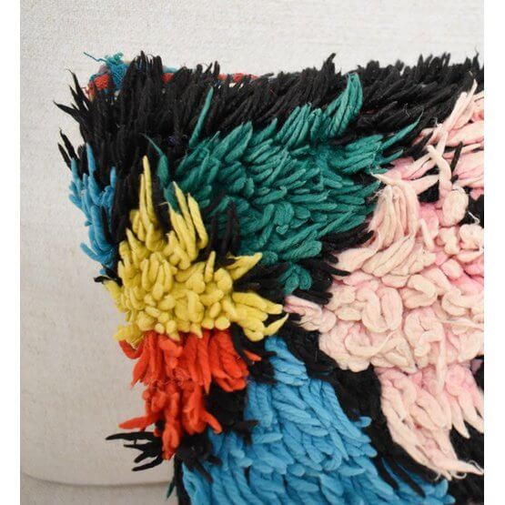 Detail van kleurrijk patroon op Marokkaans kussen gemaakt van vintage Berberkleed, een unieke bohemian woondecoratie.