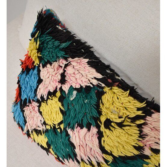 Kleurrijk Marokkaans kussen P606 met uniek Berber patroon, perfect voor een bohemian sfeer in woon- en slaapkamers.