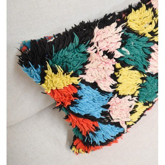 Marokkaans kussen van vintage Berberkleed met kleurrijk patroon, perfect voor een bohemian sfeer in je woon- of slaapkamer.