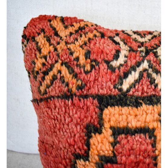 Marokkaans kussen van vintage Berberkleed, handgemaakt en uniek. Perfect voor een originele touch in je woon- of slaapkamer.