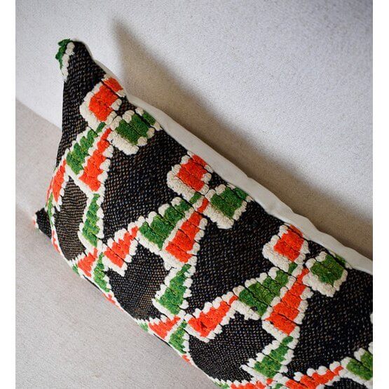 Handgemaakt Marokkaans kussen van vintage Berberkleed in zwart, groen en oranje, unieke eyecatcher voor woon- of slaapkamer.