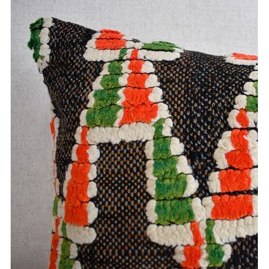 Kleurrijk Marokkaans kussen gemaakt van vintage Berberkleed, uniek design voor woon- of slaapkamer. Handgemaakt en origineel.