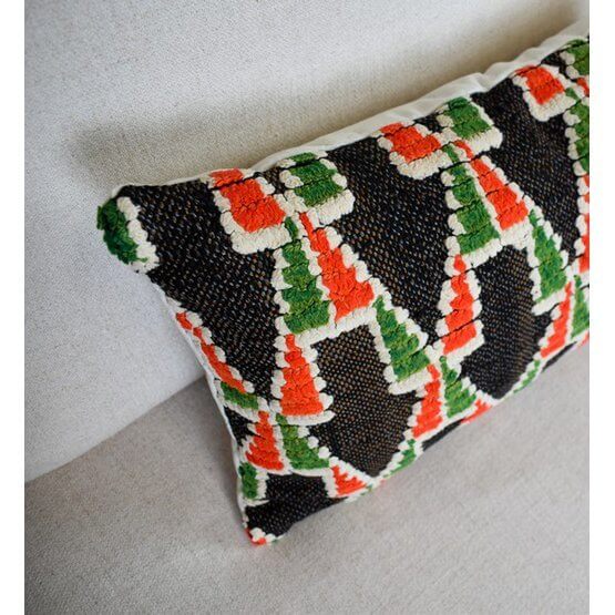 Marokkaans kussen P685 met vintage Berberkleed patroon in groen, rood en zwart, unieke eyecatcher voor woonruimte.