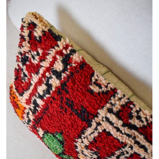 Handgemaakt Marokkaans kussen van vintage berberkleed met kleurrijk patroon, unieke toevoeging voor woon- of slaapkamer