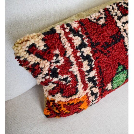 Uniek handgemaakt Marokkaans kussen van vintage Berberkleed, kleurrijk design, eyecatcher voor woon- of slaapkamer.