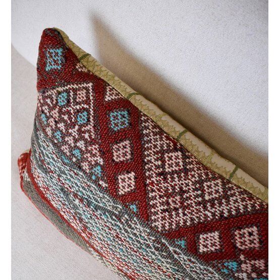 Uniek Marokkaans kussen van vintage Berberkleed met kleurrijk patroon, handgemaakt en origineel voor een sfeervolle woonkamer.