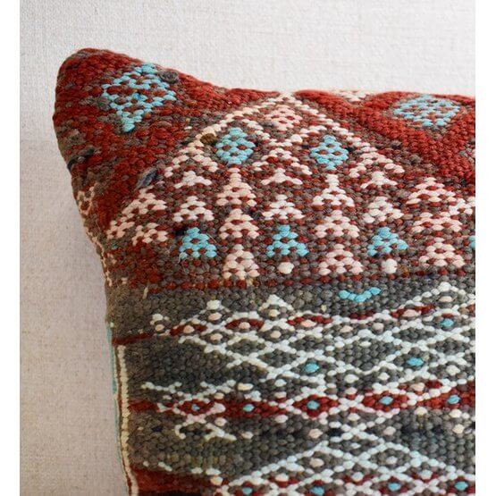 Marokkaans kussen P699 van vintage Berberkleed, handgemaakt met een kleurrijk patroon voor een unieke woon- of slaapkamerstijl.